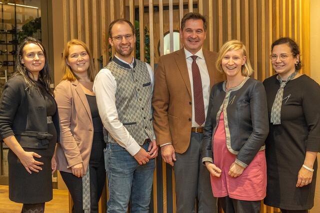 Das Büroteam der Eisenstraße Niederösterreich: Marion Heim, Bettina Rehwald, Stefan Hackl, Eisenstraße-Obmann Werner Krammer, Margit Fuchsluger und Claudia Schmid-Riegler (v.l.). Nicht am Bild: Gudrun Hofbauer und Josef Reisinger.