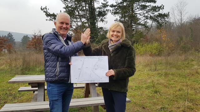 Bezirksvorsteherin Silke Kobald und Gemeinderat Michael Gorlitzer (beide ÖVP) freuen sich nach langjährigem Kampf für den Erhalt des Hörndlwalds über die Entfernung der Bauwidmung im Hietzinger Naturschutzgebiet. | Foto: BV Hietzing