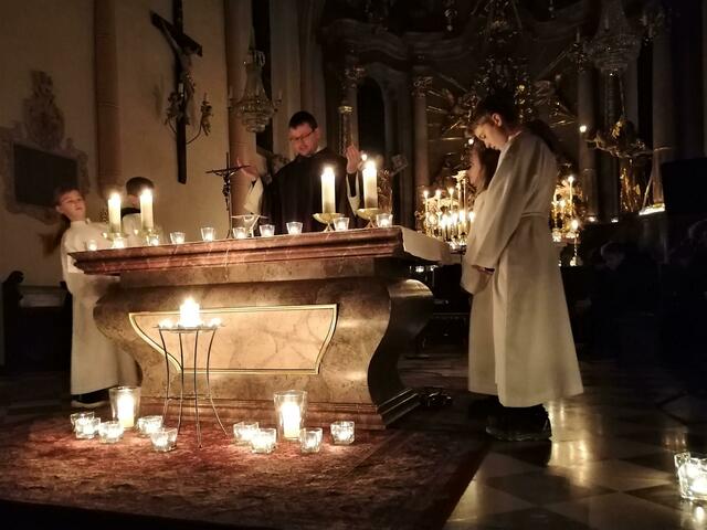Pfarrer Johannes Lang und die Ministranten im Kerzenschein | Foto: Karl Lenz
