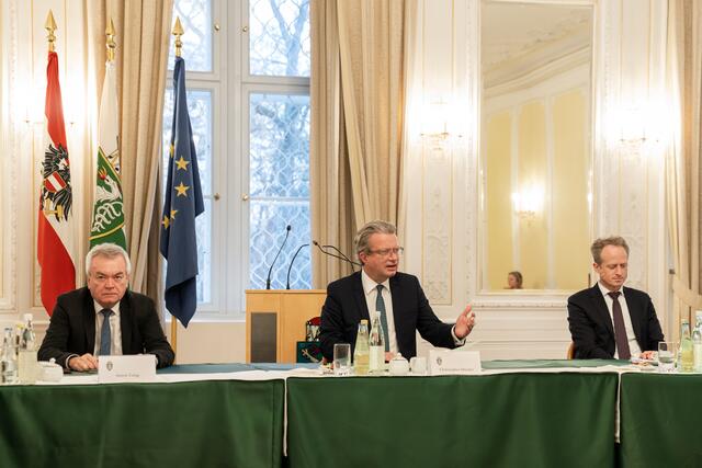 Landeshauptmann-Stellvertreter Anton Lang, Landeshauptmann Christopher Drexler und Sektionschef Peter Webinger. | Foto: © Fotos: Land Steiermark/Binder