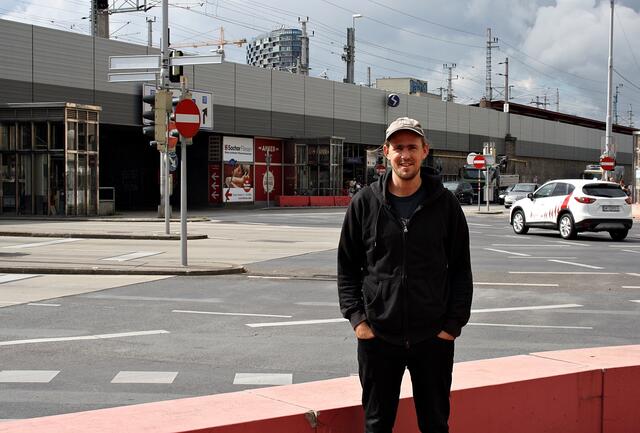 Echte Begeisterung: Seit Jahren übt der Matzleinsdorfer Platz eine Faszination auf den Künstler Tomash Schoiswohl aus. | Foto: Gress
