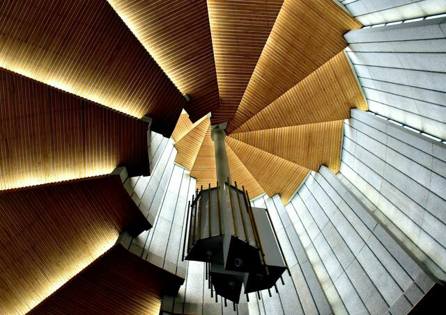 Die neue Heilig-Geist-Kirche besticht durch ihre einmalige Architektur, das Kirchenschiff hat die Form einer Spirale und symbolisiert eine Treppe, die in den Himmel führt. Vollendet wurde der Bau 1974.