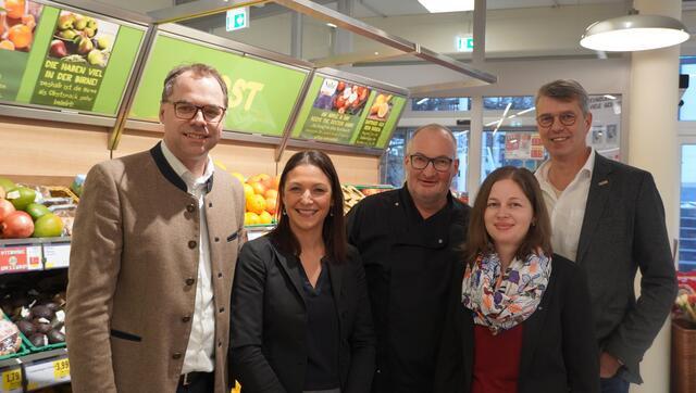 Christoph Aicher (Spar), Kathleen Heft (Pro Mente), Hubert Rofner, Anna Kofler (Spar) und Alfons Riedlsperger (Pro Mente) freuen sich über die Neueröffnung des Supermarktes in Mühlbach. Die Kooperation zwischen "Pro Mente" und "Spar" läuft seit fünf Jahren. | Foto: Hallinger