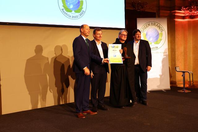 Frater Daniel Katzenschläger, Mitglied der Provinzleitung der Barmherzigen Brüder, übernahm gemeinsam mit Adolf Inzinger, Gesamtleiter der Barmherzigen Brüder Österreich, die Auszeichnung. | Foto: Barmherzige Brüder/Zahrl