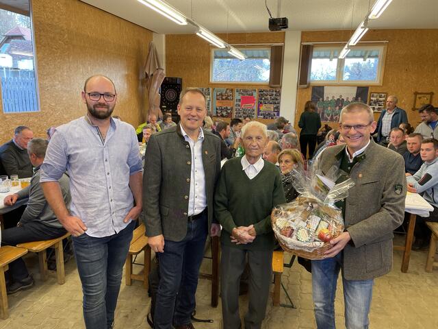Der Bürgermeister mit Vertretern der Gemeinde 
gratulierte dem Jubilar Franz Wünscher zum besonderen Geburtstag. | Foto: Regionalmedien Steiermark