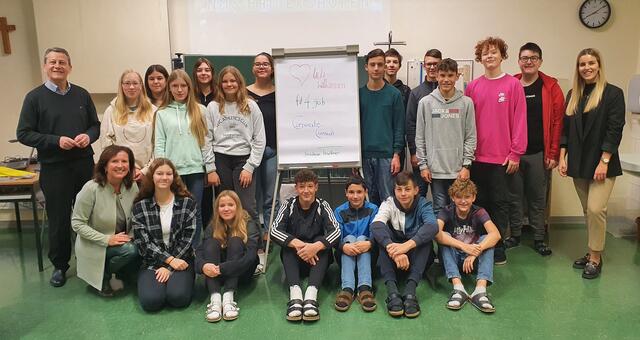 4a Klasse beim Bewerbungsseminar, von links: Trainer Christian Trattner, Schüler- und Bildungsberaterin Monika Fürst, Elisa Findt von der RAIKA Haidershofen  | Foto: NÖMS Haidershofen