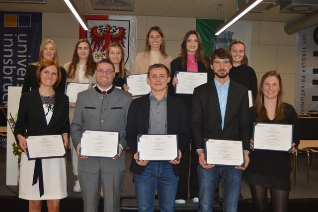 Feierliche Sponsion am Universitätsstandort in Landeck: Ein Teil der Absolventinnen und Absolventen, die ihren akademischen Grad in würdigem Rahmen verliehen bekommen haben. | Foto: Siegele