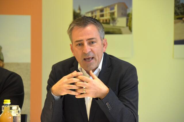 Direktor Herwig Ortner betont, dass man mit dem neuen Außenauftritt vor allem Offenheit und Modernität ausdrücken will.  | Foto: Barbara Fluckinger