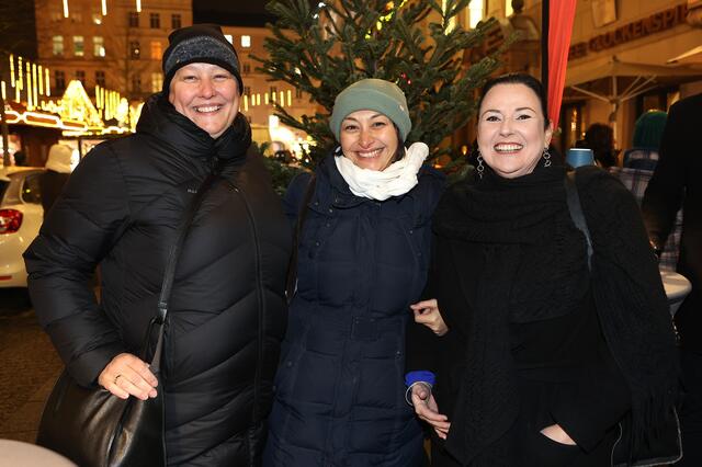 Volkshilfe OÖ-Geschäftsführerin Jasmine Chansri (Mitte) mit den SPÖ-Gemeinderätinnen Claudia Hahn (links) und Beate Gotthartsleitner. | Foto: eventfoto.at/Maringer