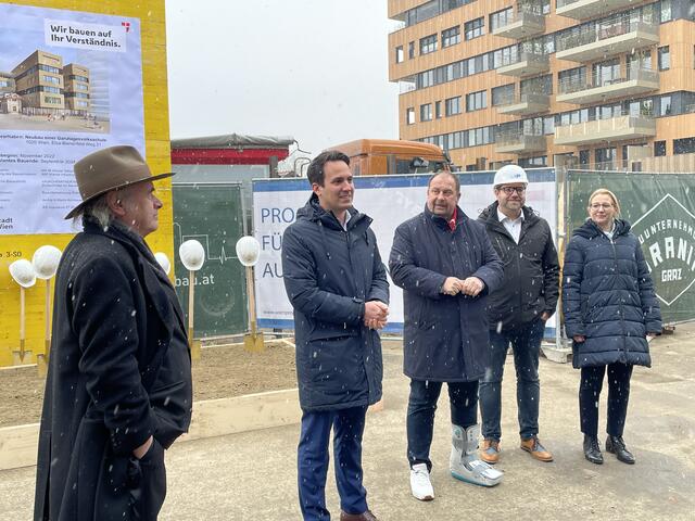 „Wir entsprechen damit dem Zeitgeist moderner Schulformen und mit der klimafitten Bauweise wird dieser Schulstandort dazu beitragen, dass wir als Stadt unser Ziel mit 2040 CO2-neutral zu sein, erreichen können", so Vizebürgermeister und Bildungsstadtrat Christoph Wiederkehr (Neos, 2.v.l.) | Foto: Barbara Schuster