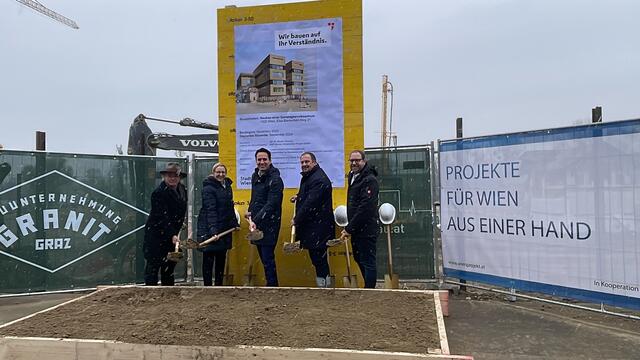 Spatenstich für die neue Volksschule am Elsa-Bienenfeld-Weg mit Vizebürgermeister Christoph Wiederkehr (Neos, 3.v.l..) und Leopoldstädter Bezirksvorsteher Alexander Nikolai (SPÖ, 2.v.r.) | Foto: Barbara Schuster