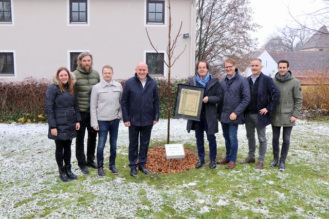 Ehrennadel: Vertreter der Stadtgemeinde Hartberg rund um Bgm. Marcus Martschitsch dankten KoR Hans Roth für sein Engagement. | Foto: Alfred Mayer
