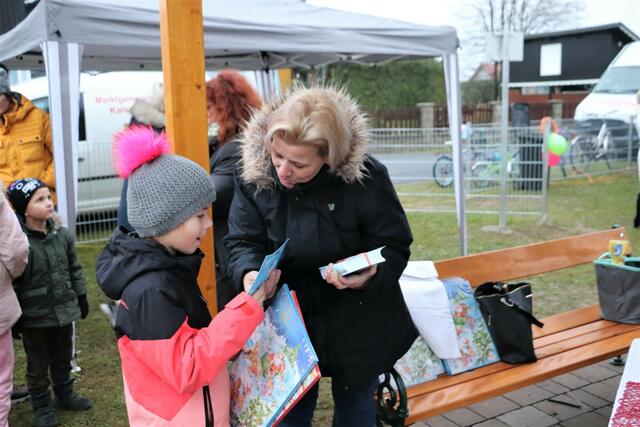 Sabine Jakubzig, Obfrau im Ausschuss für Jugend und Familie, hatte für alle Kinder Adventkalender mit.  | Foto: Edith Ertl