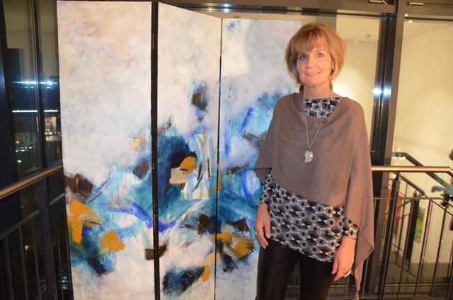 Maria Sandner mit ihrem Paravent in Mischtechnik