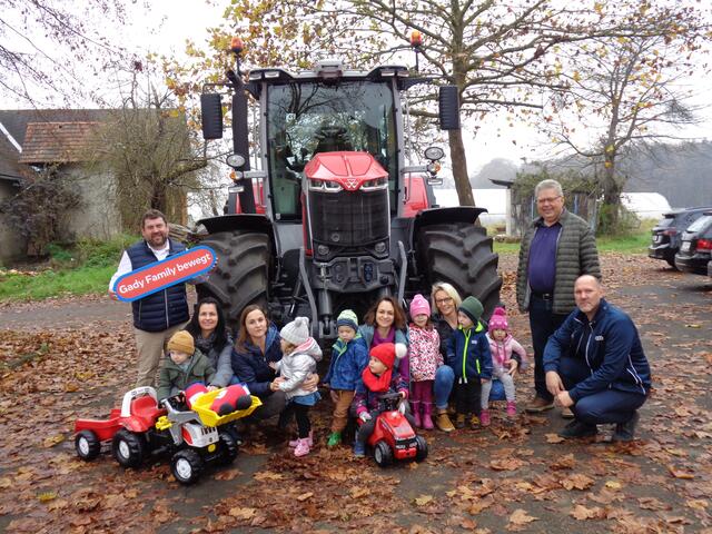 Das Kinderkrippenteam mit den Vertretern von Gady und Bürgermeister Heinrich Tomschitz (stehend, r.) | Foto: Bettina Öttl