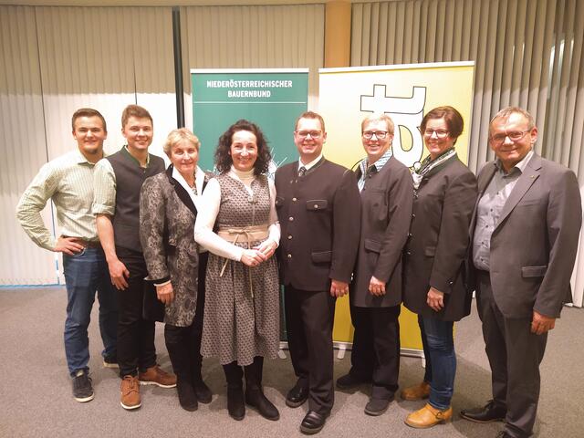 Oliver Seit und Jakob Haselbacher (Landjugend Gloggnitz), Ökonomierätin Anni Brandstetter, LAbg. Waltraud Ungersböck, Bezirksbauernratsobmann Michael Diewald, Landeskammerrätin Annette Glatzl, Gebietsbäuerin Daniela Ofner, Bankstellenleiter Raiba Gloggnitz Walter Humer (v.l.) | Foto: Waltraud Ungersböck