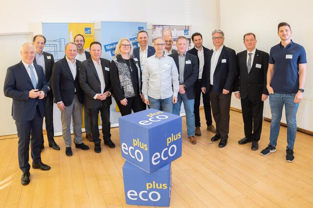 v.l. ecoplus Geschäftsführer Helmut Miernicki, Herbert Pinzolits, Geschäftsführer Mamma Real Estate GmbH &amp; Co KG, Christian Hölbl, Chief Operation Officer DoN group, Alfred Bauer, Geschäftsführer Walter Business Park, LAbg. Hannes Weninger, ecoplus Aufsichtsrat, Irmgard Balint, ecoplus Wirtschaftsparkmanagerin, Wirtschaftslandesrat Jochen Danninger, Martin Hülsenböck, Geschäftsführer 3F Consulting GmbH, Peter Freisler, Geschäftsführer FRP Store-Solutions GmbH, Martin Mauthner, Niederlassungsleitung Österreich Scutum Österreich GmbH, David Berl, Bürgermeister Marktgemeinde Laxenburg, Robert Weber, Bürgermeister Marktgemeinde Guntramsdorf, Herbert Janschka, Bürgermeister der Marktgemeinde Wiener Neudorf, Philipp Waczek, Geschäftsführer Yak Sleep GmbH | Foto: Daniel Hinterramskogler