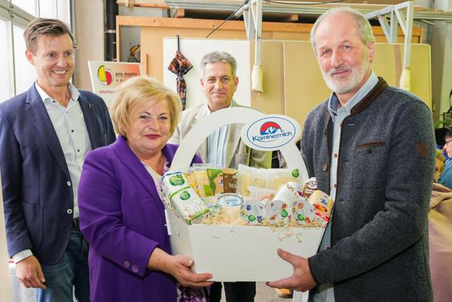 Werner Oppl von „Kärntner Milch“ hat sich für die jahrelange gute Zusammenarbeit bedankt | Foto: pro mente gruppe kärnten/Willi Pleschberger