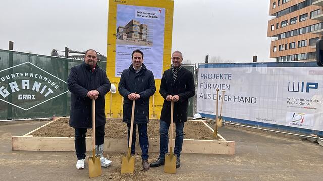 Setzten den Spatenstich für die neue Volksschule am Elsa-Bienenfeld-Weg (v.l.): Leopoldstädter Bezirksvorsteher Alexander Nikolai (SPÖ), Vizebürgermeister Christoph Wiederkehr (Neos) und  Christian Moritz, Noes-Klubobmann Leopoldstadt. | Foto: Barbara Schuster