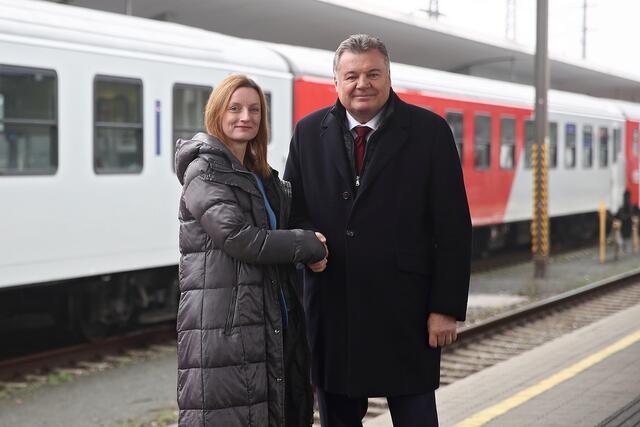 Eva Hackl, Regionalmanagerin OÖ ÖBB Personenverkehr AG, und Landesrat für Infrastruktur und Mobilität Günther Steinkellner, freuen sich auf das neue Fahrplanangebot ab 11. Dezember 2022. | Foto: Land OÖ/Daniel Kauder