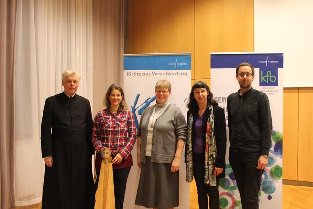 Geistlicher Assistent Mauritius, Harfinistin Waltraud Marsoner, Schwester Anna Mayrhofer, Orgelspielerin und Gastgeberin Angelika Beroun-Linhart und Gemeinderat Michael Kögl. | Foto: Vanessa Huber
