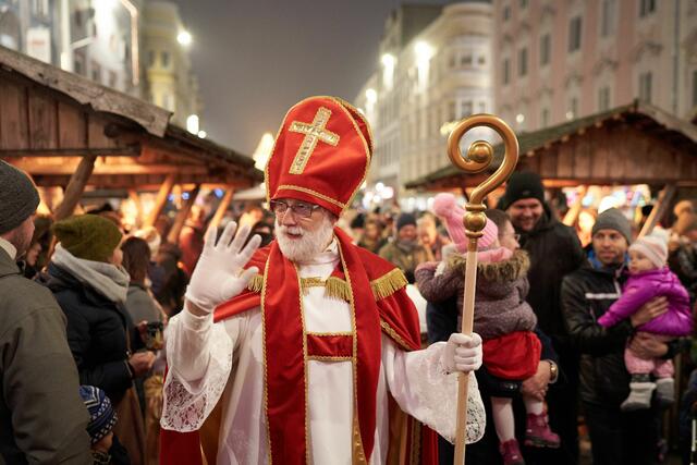 Der Nikolaus verteilt am 6. Dezember Geschenke an die Kinder. | Foto: Wels Marketing &amp; Touristik GmbH