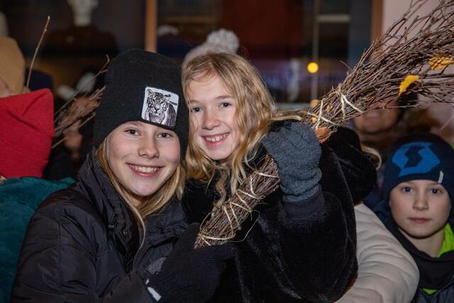 Stolz auf ihre Trophäe: Alessia und Luna aus Villach.
