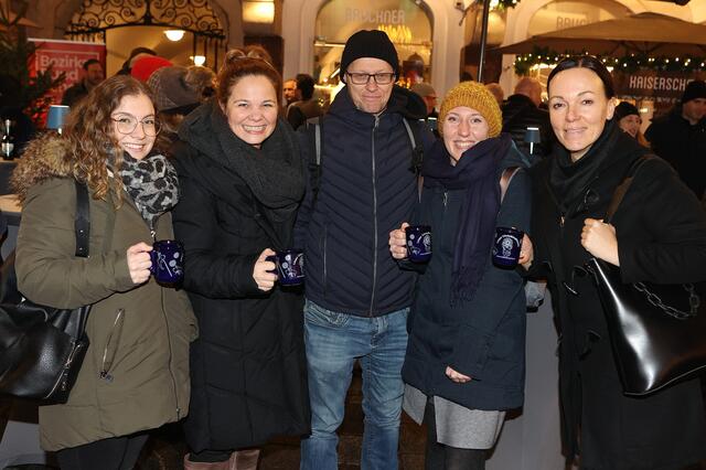 Gute Stimmung herrschte am Christkind-Punschstand der BezirksRundSchau. | Foto: eventfoto.at/Maringer