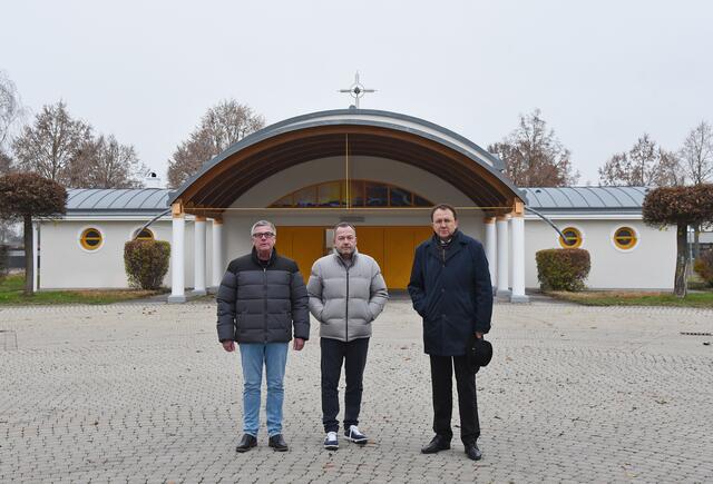 Andreas Wittman (Friedhofsverwaltung), Michael Bachel (städtische Betriebe) und Bürgermeister Matthias Stadler vor der sanierten Aufbahrungshalle in Spratzern.  | Foto: Josef Vorlaufer
