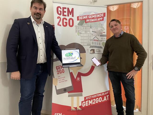 Bürgermeister Stefan Steinbichler und Digitalisierungsstadtrat Florian Kopetzky stellen die Projekte vor. | Foto: Marlene Trenker
