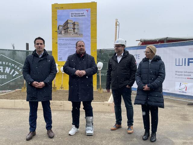 „Durch die Erweiterung des Viertel Zwei vergrößert sich auch der Bildungsauftrag der Leopoldstadt. Diesem werden wir nun mit dem Bau der neuen Volksschule am Elsa-Bienenfeld-Weg gerecht", sagt Leopoldstädter Bezirksvorsteher Alexander Nikolai (SPÖ, 2.v.l.). | Foto: Barbara Schuster