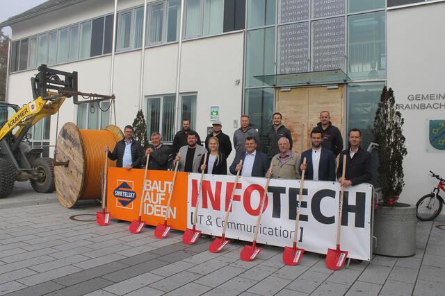 Spatenstich für das Glasfaser-Projekt mit Vertretern der Gemeinde, der ausführenden Baufirma Swietelsky und Infotech aus Ried. | Foto: Gemeinde Rainbach