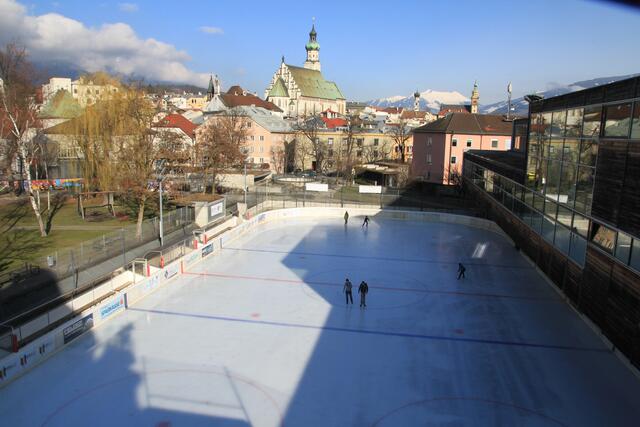 Diese Saison kann man nur auf der halben fläche des Eislaufplatzes vor der Mittelschule Dr. Posch laufen.  | Foto: Hall AG