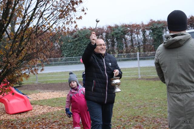 Günther Kreitzireck sprach das Segensgebet für den Spielplatz und für alle, die ihn nützen.  | Foto: Edith Ertl