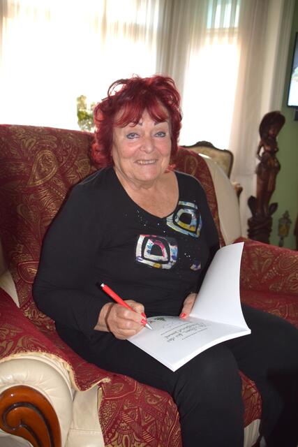 Wer das Buch gewinnt, kann sich auf ein persönlich signiertes Exemplar freuen. | Foto: Sandra Schütz