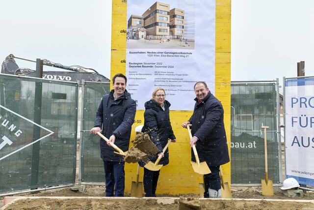 Spatenstich für die neue Volksschule am Elsa-Bienenfeld-Weg mit Vizebürgermeister Christoph Wiederkehr (Neos, l.) und Leopoldstädter Bezirksvorsteher Alexander Nikolai (SPÖ, r.). | Foto: Barbara Schuster
