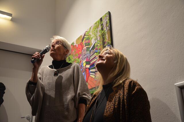 Margret Joch und Heidemarie Pucher eröffnen die Ausstellung