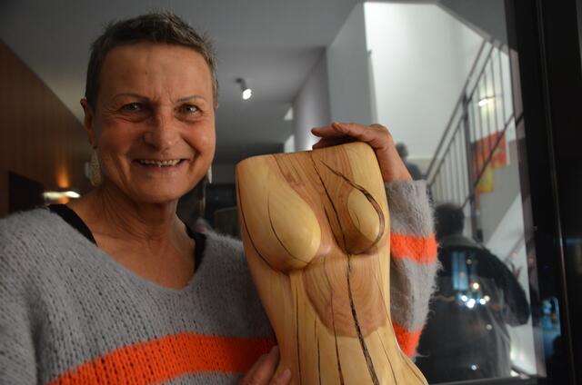 ...ihren Holzskulpturen