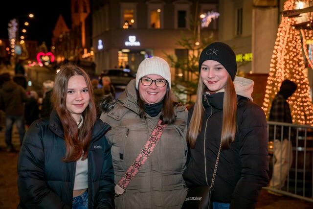 Krampusfans aus Velden: Jana, Michaela und Leoni.