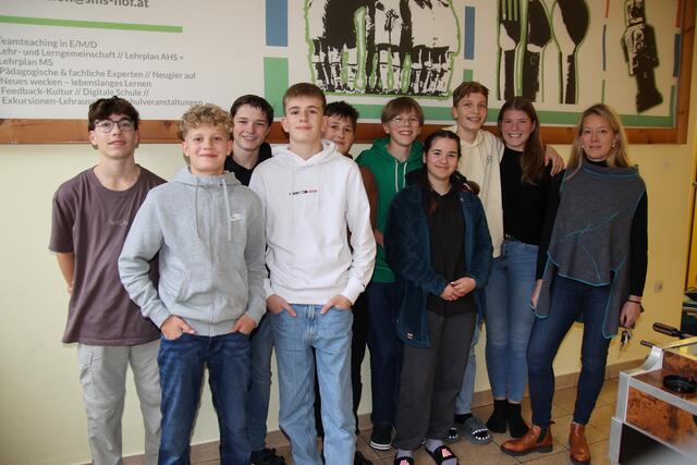 Berufsorientierung im Lehrplan: Marie Schöpfer (r.) mit Schülern der Mittelschule Hof.