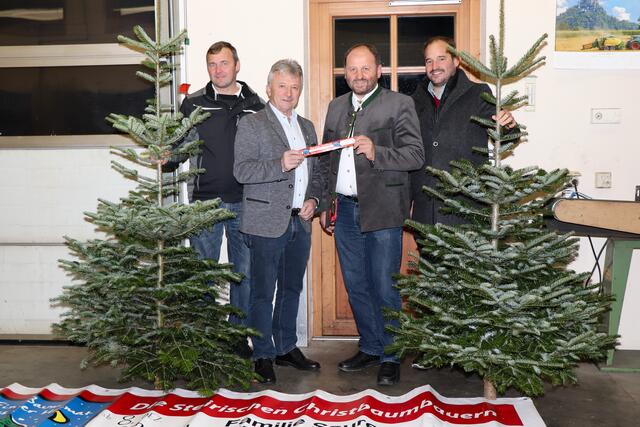 Appell für den Kauf heimischer Christbäume: Siegfried Wetzelberger, Hubert Lang, Herbert Lebitsch und Rene Nöhrer (v.l.). | Foto: Alfred Mayer