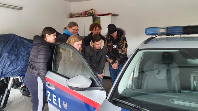 Das Polizeiauto wird inspiziert.
 | Foto: NÖMS Haidershofen