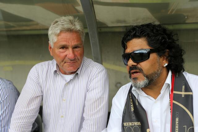 Zu den Lieblingsfolgen der "Spielfrei"-Macher gehören jene über "die Hand Gottes" Diego Maradona (rechts: ein Double des inzwischen verstorbenen Argentiniers neben dem echten Kurt Jara bei der 100-Jahre-Feier von Wacker Innsbuck, 2013). | Foto: GEPA
