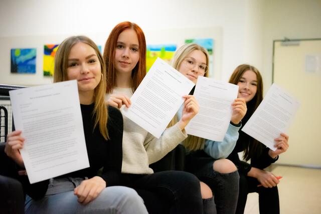 Katharina Huber, Helena Gruber, Chiara Schillli und Anna Weber (v.l.) zeigen ihre Briefe. | Foto: HLW Mureck