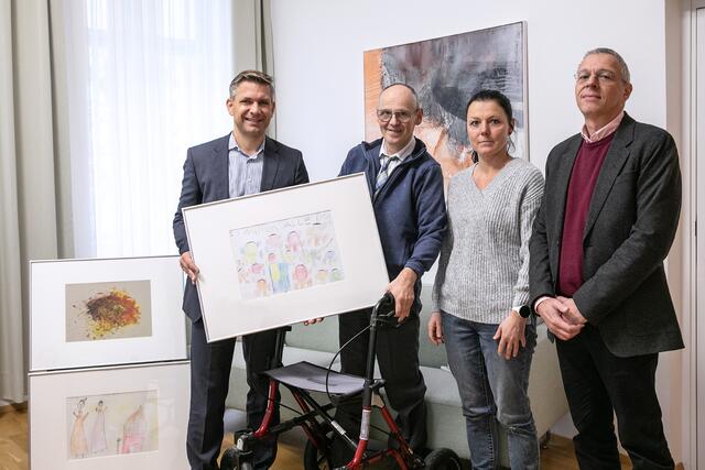 Landesrat Wolfgang Hattmnansdorfer (li.) mit Künstler Christian Klein, Schön-GF Thomas Weixlbaumer und Betreuerin Monika Gösweiner | Foto: Land OÖ/Tina Gerstmair