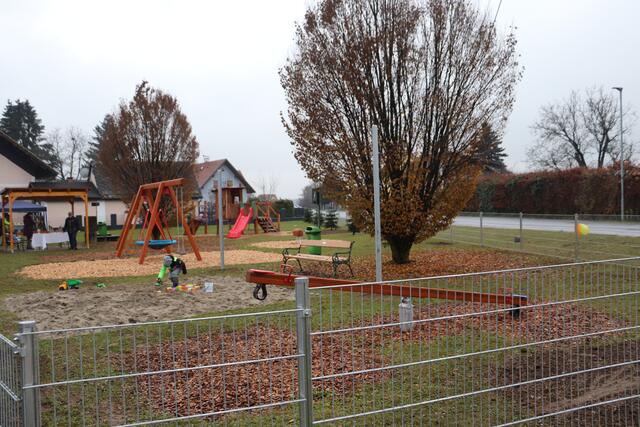 Der Spielplatz in der Nittnergasse wurde um Spielgeräte erweitert, eingezäunt und begrünt. | Foto: Edith Ertl