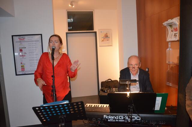 Caroline de Rooij und Viktor Hudlitz begeisr´tern mit ihrer Musik