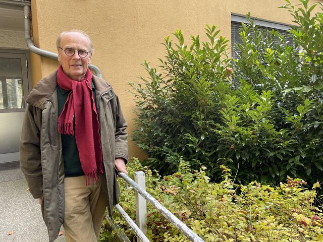 Offene Türen in der Wärmestube Salzburg: Obmann Johannes Orsini-Rosenberg vor dem Eingang zur Wärmestube | Foto: Lisa Gold