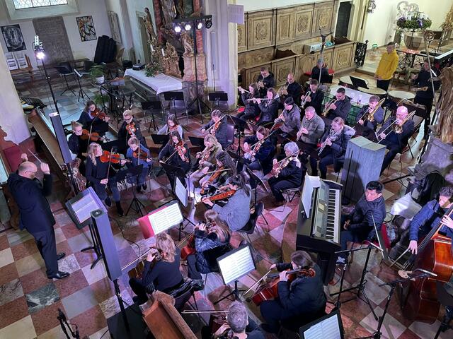 Das Symphonieorchester der Musikschule Bad Radkersburg unter der Leitung von Alfred Ornig intonierte „Es wird scho glei dumpa“. | Foto: Musikschule Bad Radkersburg