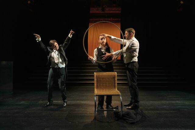 Am 8. Dezember feiert "Weltuntergang oder die Welt steht auf kein' Fall mehr lang" um 19.30 Uhr Premiere im Theater Phönix. | Foto: Andreas Kurz